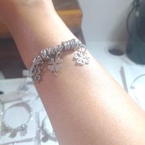 Bracelete de aço inox ajustável com charms tipo Pandora trevo e árvore da vida