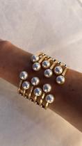 Bracelete dourado com pérolas Bracelete dourado com pérolas