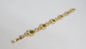 bracelete dourado cravejado zirconias brancas e cristal verde lima