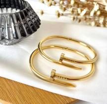 Bracelete dourado em formato de prego