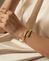 Bracelete Dourado Gota Dupla Fina Elegância e Delicadeza Cor:Dourado Bracelete Dourado Gota Dupla Fina Elegância e Delicadeza Cor:Dourado