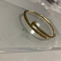 Bracelete elegância atemporal bracelete banhado a ouro com pedra de zircônia. Bracelete elegância atemporal bracelete banhado a ouro com pedra de zircônia.