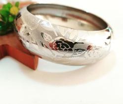 Bracelete metal detalhes em flores. comprar e usar Bracelete metal detalhes em flores. comprar e usar