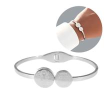 Bracelete prateado de aço inoxidável com Medalha de São Bento ajustável no pulso Bracelete prateado de aço inoxidável com Medalha de São Bento ajustável no pulso