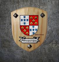 Brasão da família Albuquerque ( na madeira )
