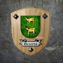 Brasão da família Bezerra na madeira clara Brasão da família Bezerra na madeira clara
