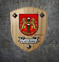 Brasão da família Cardoso na madeira clara Brasão da família Cardoso na madeira clara