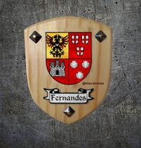 Brasão da família Fernandes na madeira clara Brasão da família Fernandes na madeira clara