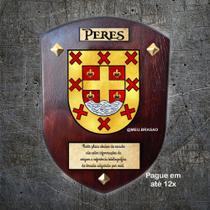 Brasão da família PERES na madeira Brasão da família PERES na madeira