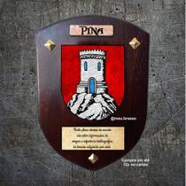 Brasão da família Pina na madeira