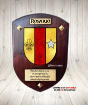 Brasão da família Rosário na madeira Brasão da família Rosário na madeira