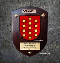 Brasão da família Salazar na madeira