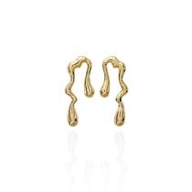 Brinco Alongado Formato Orgânico Espelhado Banho Ouro 18K