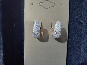 Brinco argola banhado a ouro com zirconias Brinco argola banhado a ouro com zirconias