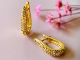 Brinco argola click de trava cravejada banhado a Ouro Brinco argola click de trava cravejada banhado a Ouro