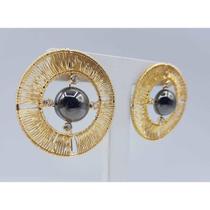 Brinco argola com circulo banhado a ouro 18k com detalhe banhado a rhodium negro Brinco argola com circulo banhado a ouro 18k com detalhe banhado a rhodium negro