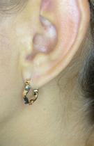 Brinco argola com design ondulado pequeno Brinco argola com design ondulado pequeno