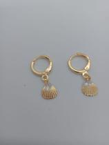 Brinco argola com pendulo lat. com zirconia e tipo marisco, banhado a ouro 18k.