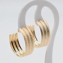 Brinco Argola com Três Tiras Trabalhadas Grande Banhado em Ouro 18K Brinco Argola com Três Tiras Trabalhadas Grande Banhado em Ouro 18K