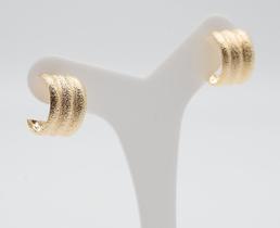Brinco Argola com Três Tiras Trabalhadas Pequeno Banhado em Ouro 18K Brinco Argola com Três Tiras Trabalhadas Pequeno Banhado em Ouro 18K