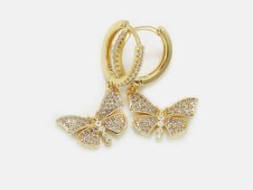 Brinco argola cravejada com pingente de borboleta banhado a Ouro