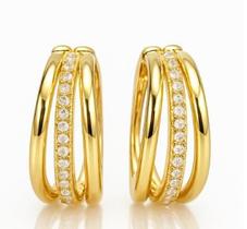 Brinco Argola Detalhes Triplos com 01 Cravejado em Microzircônias Banhado a Ouro Brinco Argola Detalhes Triplos com 01 Cravejado em Microzircônias Banhado a Ouro