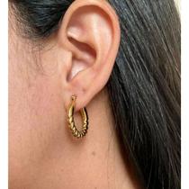 Brinco argola dourada com textura torcida em aço inox Brinco argola dourada com textura torcida em aço inox