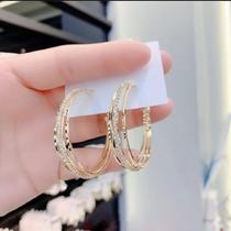 Brinco Argola Dourada Luxo com Zircônias Banhado a Ouro 18K, Elegância e Brilho em Cada Detalhe - vns