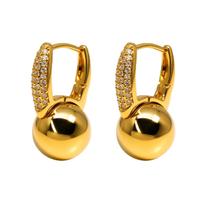 Brinco Argola Dourado Feminino com Zircônias e Pingente Esfera Lisa Fecho Click Brinco Argola Dourado Feminino com Zircônias e Pingente Esfera Lisa Fecho Click