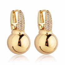 Brinco Argola Dourado Feminino com Zircônias e Pingente Esfera Lisa Fecho Click