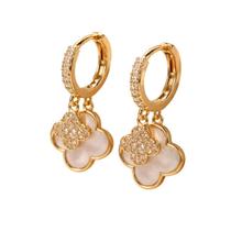 Brinco Argola Dourado Trevo Duplo 4 Folhas Zircônias Cravejadas Brinco Argola Dourado Trevo Duplo 4 Folhas Zircônias Cravejadas