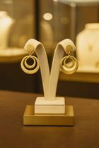 Brinco Argola Dupla Dourada Elegância e Sofisticação Para Você Brilhar em Qualquer Ocasião Brinco Argola Dupla Dourada Elegância e Sofisticação Para Você Brilhar em Qualquer Ocasião