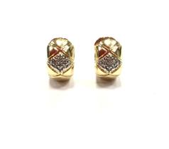 Brinco Argola Estilizada Banhada a Ouro e Micro Zircônias. Brinco Argola Estilizada Banhada a Ouro e Micro Zircônias.