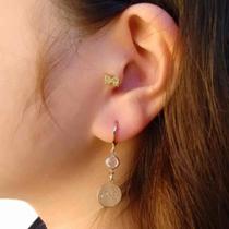 Brinco Argola Fechada com Zircônia e Medalhinhas Escritas Softjoias Folheado em Ouro 18K