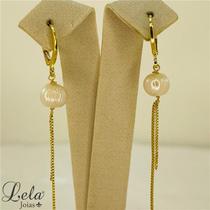 Brinco argola fina com pendulo de pérola de agua doce e fio duplo de corrente veneziana folheado em ouro 18k