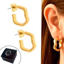 Brinco Argola Forma Ondulada Orgânica 23mm Semijoia Banhado a Ouro