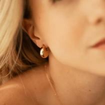 Brinco Argola Larga Media Articulada Lisa - Semijoia Banhada a Ouro 18K