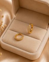 Brinco Argola M Cravejada Vizwal Banhado Ouro 18K 1.4x1.6cm Brinco Argola M Cravejada Vizwal Banhado Ouro 18K 1.4x1.6cm