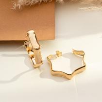 Brinco Argola Média com Design Ondulado Modelo Wave, Semijoia Banhada Ouro 18K