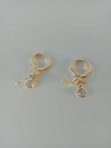 Brinco argola, pendulo com chave e pedra de zirconia, banhado a ouro 18k. Brinco argola, pendulo com chave e pedra de zirconia, banhado a ouro 18k.