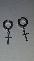 Brinco argola pressão com pingente de crucifixo Brinco argola pressão com pingente de crucifixo