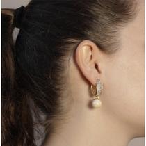 Brinco Argola Semijoia Banho de Ouro 18k com Cravação de Zircônias e Pérola Shell Rosa com detalhe em Ródio