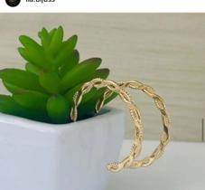 Brinco argola trançada dourada em bijoteria Brinco argola trançada dourada em bijoteria
