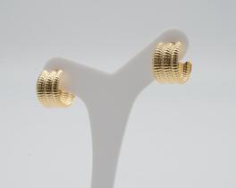 Brinco Argola Três Tiras Trabalhadas Banhado em Ouro 18K Brinco Argola Três Tiras Trabalhadas Banhado em Ouro 18K