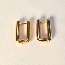 Brinco argola triangular banhado a ouro 18k M Brinco argola triangular banhado a ouro 18k M