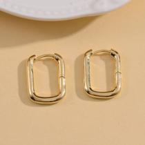 Brinco argola triangular banhado a ouro 18k P Brinco argola triangular banhado a ouro 18k P