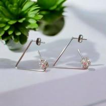 Brinco Argola Triangular em Prata 925 com Pedrinhas de Zircônia Design Moderno e Elegante Brinco Argola Triangular em Prata 925 com Pedrinhas de Zircônia Design Moderno e Elegante