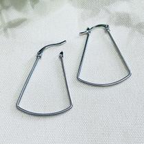 Brinco Argola Triangular Pequena em Aço Inox Brinco Argola Triangular Pequena em Aço Inox