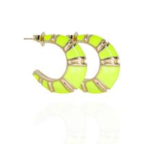 Brinco argola verde neon banhado a ouro 18k
