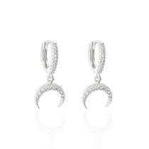 Brinco Argolinha Cravejada com Zircônias Brancas e Pingente Chifre Italiano Banho Ródio Branco Brinco Argolinha Cravejada com Zircônias Brancas e Pingente Chifre Italiano Banho Ródio Branco